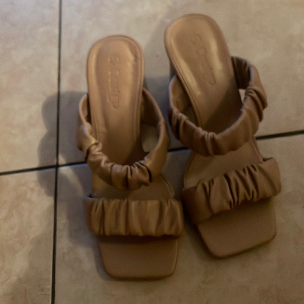 Beautiful tan heels